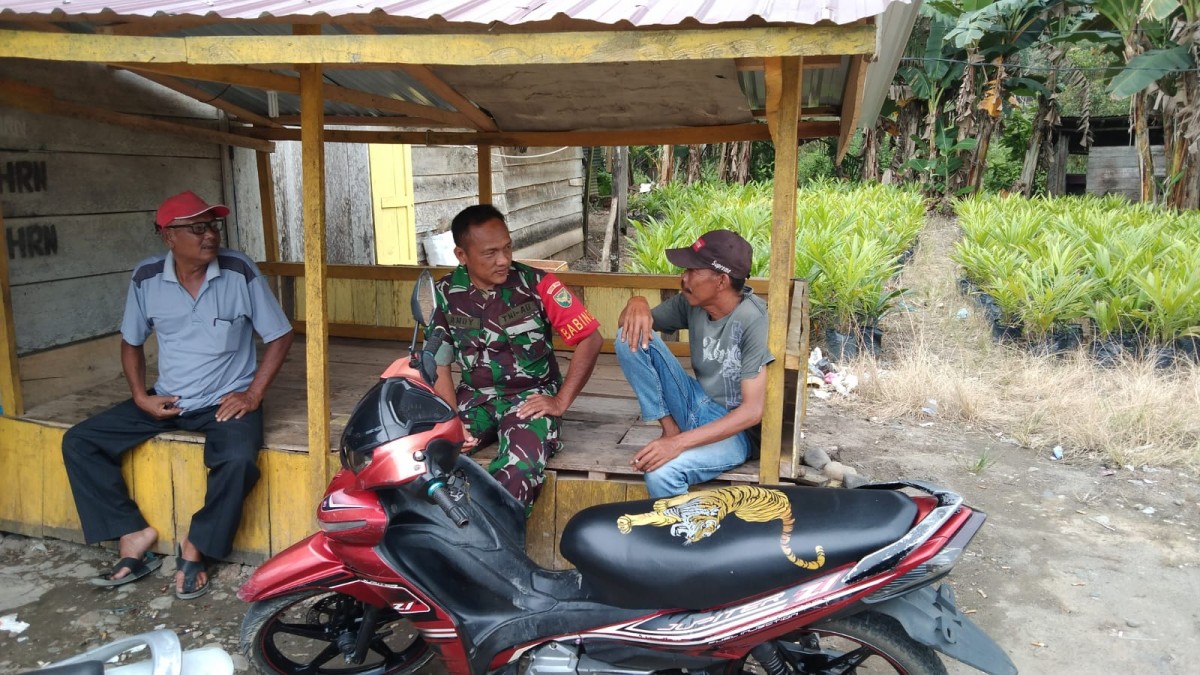 Babinsa Koramil 406-01/Rawas Ulu Laksanakan Komsos di Desa Lubuk Kemang