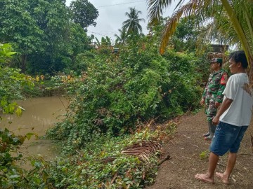 BABINSA KORAMIL 406-07/JAYALOKA LAKSANAKAN PENGECEKAN ALIRAN SUNGAI TEMELAT DI DESA TEMELAT, KECAMATAN SUKAKARYA