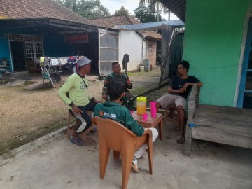 Babinsa Koramil 406-09/Terawas Ajak Warga Desa Jamburejo Panen Padi Sesuai Usia Tanaman