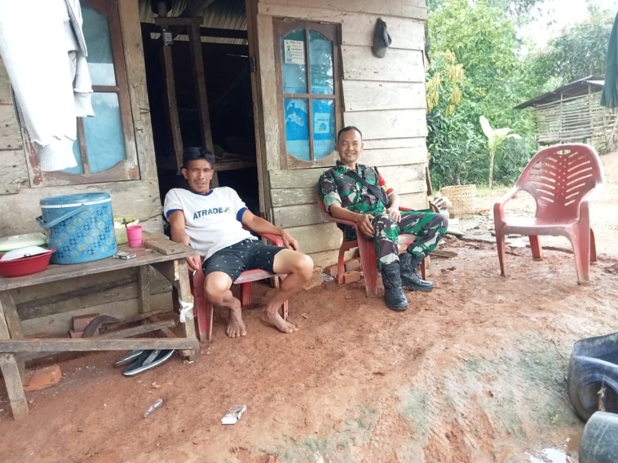 SERTU JIKI APRIADI BERSAMA TOKOH PEMUDA DESA RANTAU ALIH PERKUAT SINERGI TNI-MASYARAKAT