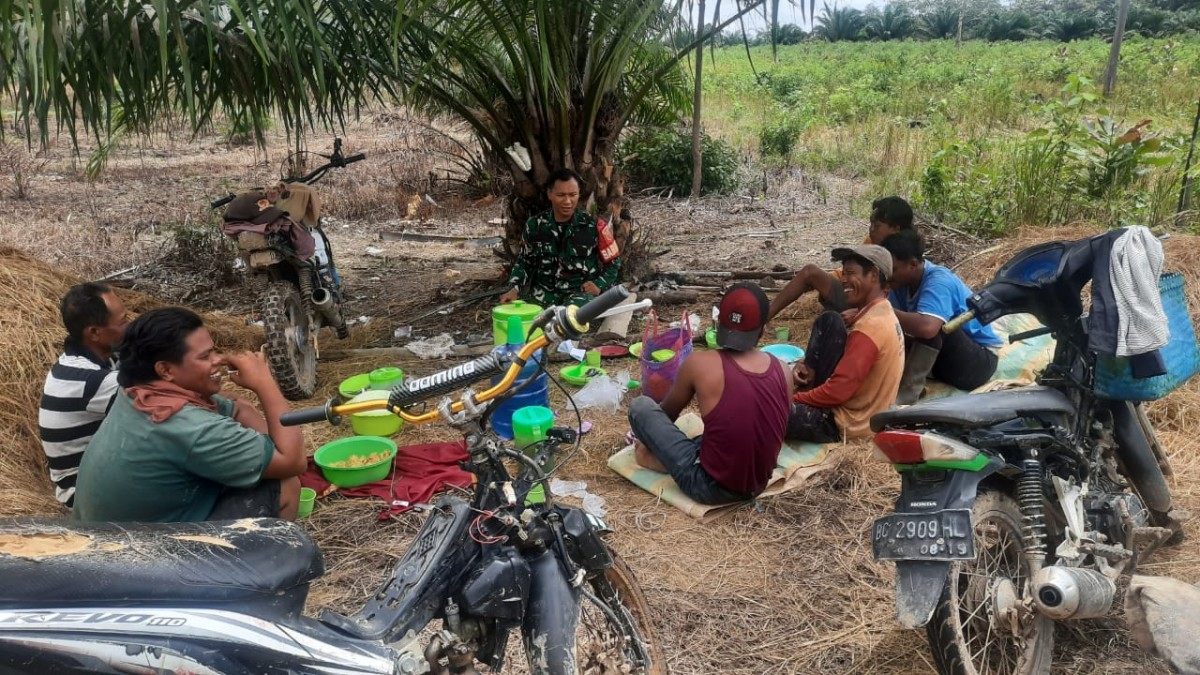 Babinsa Komsos Bersama Petani Saat Waktu Istirahat, Bangun Keakraban dan Dengarkan Aspirasi
