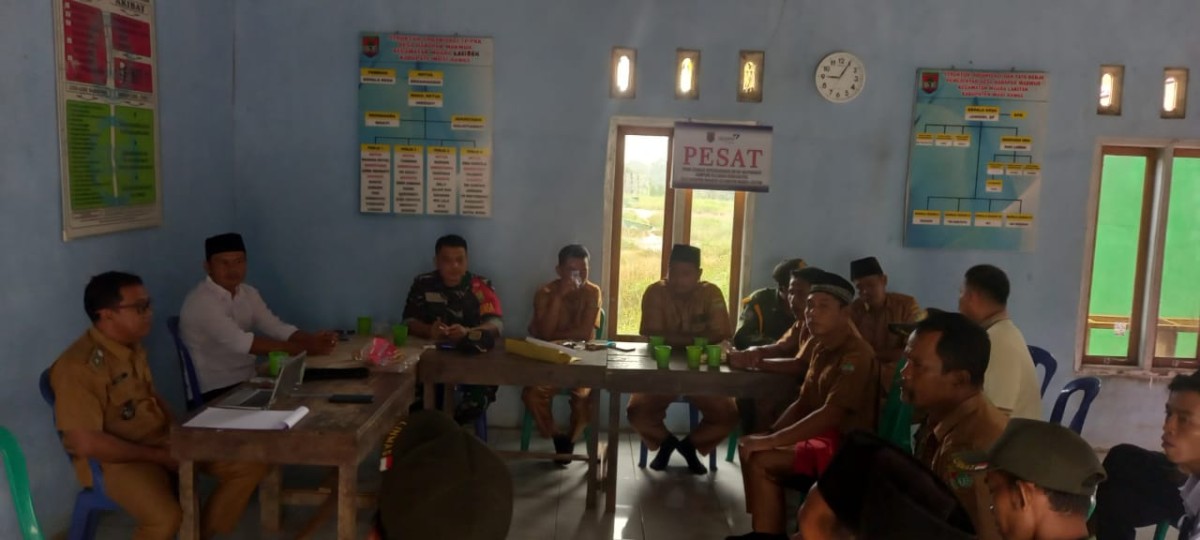 Babinsa Koramil 406-04/Muara Lakitan Laksanakan Komsos dengan Warga Desa SP 9 Harapan Makmur