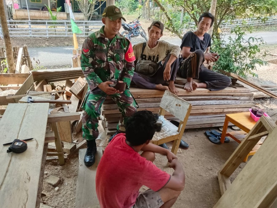 Babinsa Koramil 406-07/Jayaloka Jalin Komsos dengan Warga Desa Kertosono