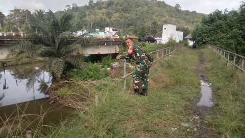 Babinsa Koramil 406-06/Tugumulyo Cek Debit Air di Wilayah Rawan Banjir