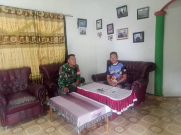 Babinsa Koramil 406-07/Jayaloka Komsos Bersama Warga Desa Giriyoso