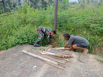 Babinsa Koramil 406-03/Rupit Laksanakan Komsos dengan Warga Desa Muara Batang Empu