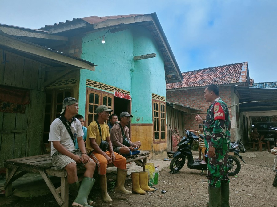 TANAMKAN RASA KEKELUARGAAN, SERDA ADE NASUTION LAKSANAKAN KOMSOS DENGAN WARGA BINAAN DI DESA BUKIT ULU