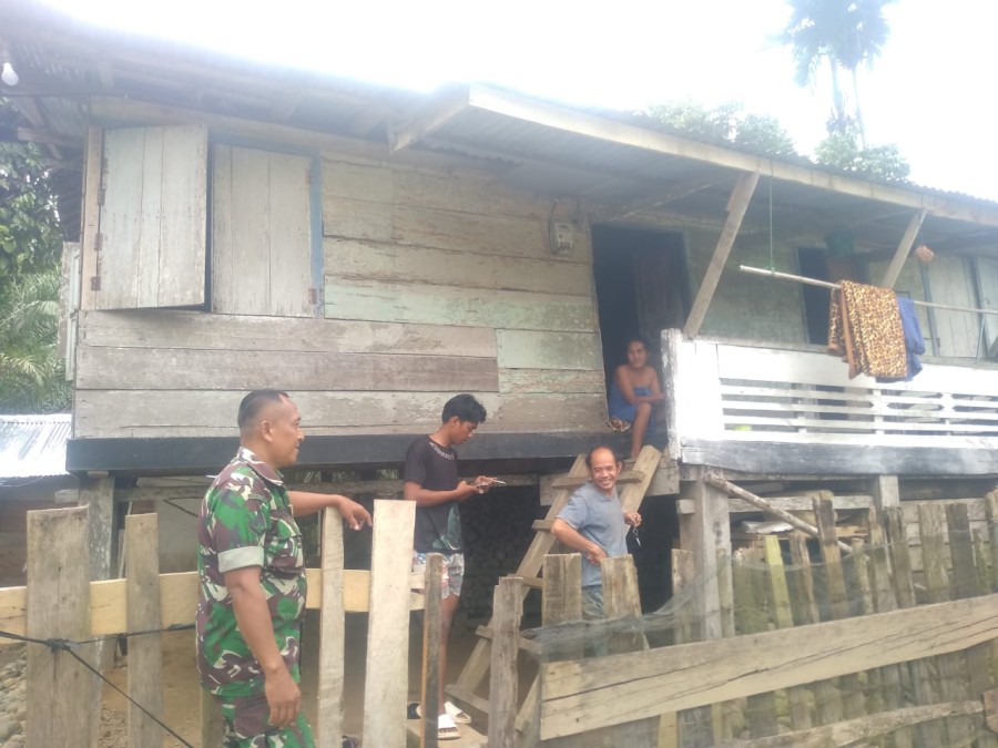 BABINSA KORAMIL 406-01/RAWAS ULU LAKSANAKAN KOMSOS DI DESA TELADAS