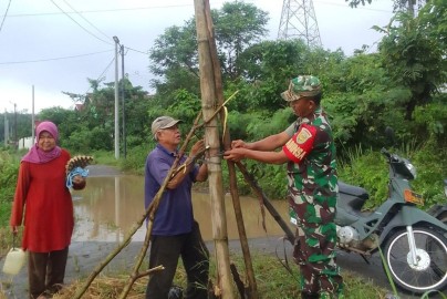 CEGAH HAL-HAL YANG TIDAK DIINGINKAN, BABINSA BANTU WARGA BENAHI TIANG LISTRIK DARI BAMBU