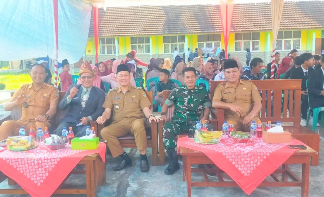 Babinsa Sertu Samer Hadiri Acara Pelepasan Siswa Kelas XII SMK Negeri Muara Kelingi Angkatan XIII Tahun Ajaran 2024/2025