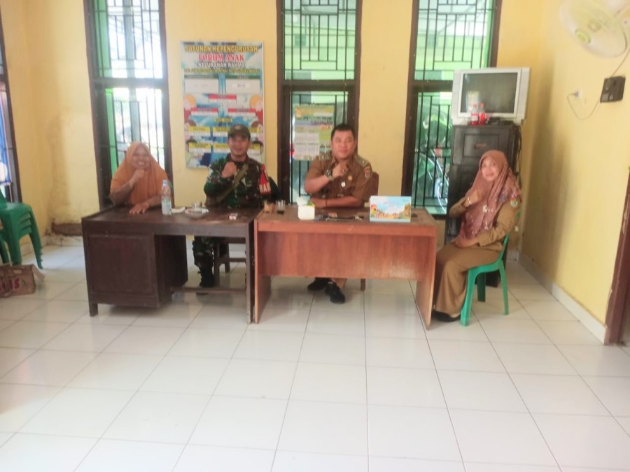 Babinsa Serda Jasmi Rais Laksanakan Kunjungan Silaturahmi dan Komsos di Kantor Kelurahan