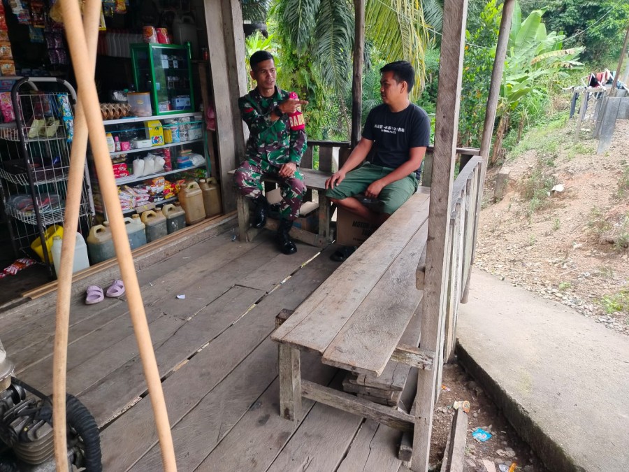 Koptu Hadi Saputra Babinsa Koramil 406-03/Rupit Laksanakan Komsos di Desa Karang Waru