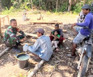 Babinsa Jalin Komsos dengan Petani Karet, Peroleh Informasi dan Beri Motivasi