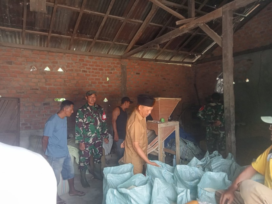 Babinsa Koramil 406-04/Muara Lakitan Dampingi Kegiatan Bulog di Kelurahan Megang Sakti I