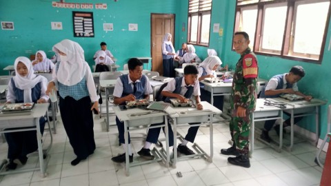 Kegiatan Makan Bergizi Gratis (MBG) dengan Sistem Katering di Wilayah Koramil 406-06/Tugumulyo Senin, 05 Mei 2025