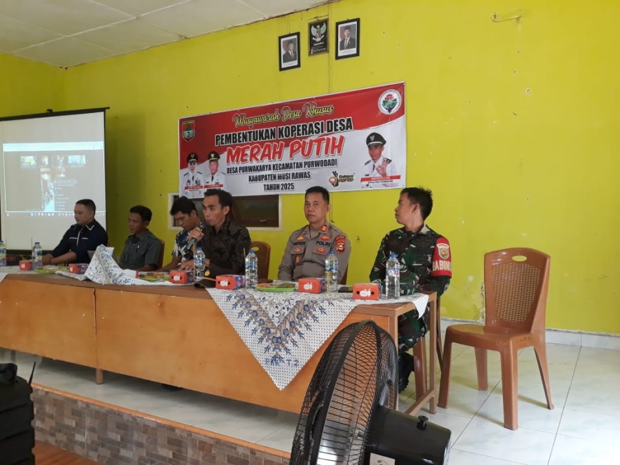 Babinsa Ramil 406-06/Tugumulyo Hadiri Rapat Koperasi Merah Putih di Desa Purwakarya