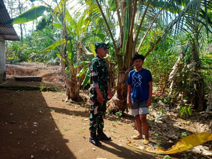 Babinsa Koramil 406-07/Jayaloka Jalin Komsos dengan Pemuda Desa Ciptodadi