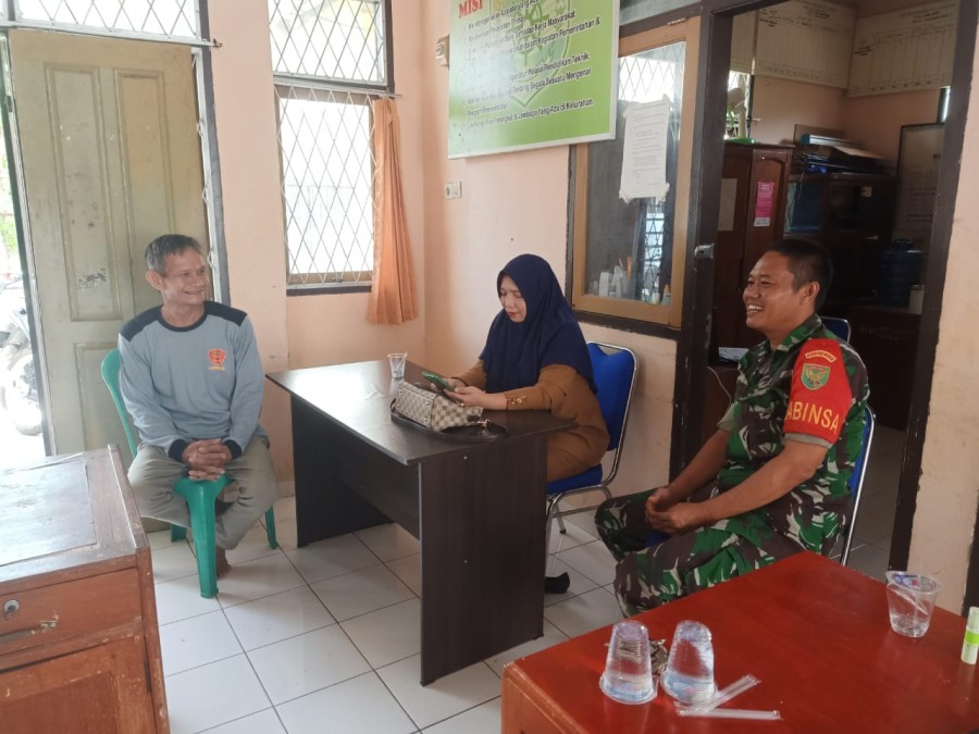 Babinsa Koramil 406-08/Lubuklinggau Laksanakan Komsos dengan Warga Bahas Keamanan dan Ketertiban Wilayah