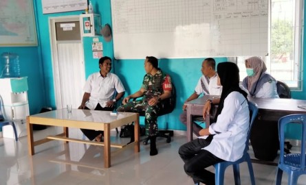 Babinsa Serda Hedi Marta Lores dan Aparat Pemerintah Desa Jalin Interaksi Lewat Komsos di Kantor Desa