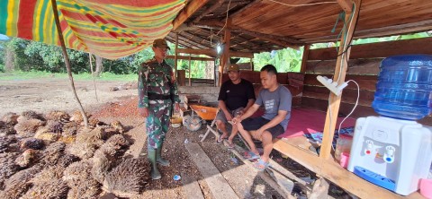 BABINSA KORAMIL 406-03/RUPIT LAKSANAKAN KOMSOS DENGAN WARGA DESA EMBACANG LAMA