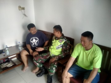 Babinsa M Taufik Tingkatkan Kemitraan Melalui Komsos dengan Mitra Karib