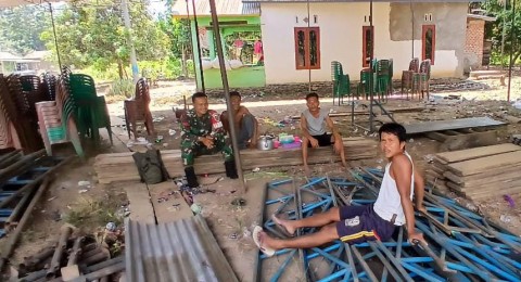 BABINSA LAKSANAKAN KOMSOS BERSAMA PEKERJA TENDA USAI PESTA PERNIKAHAN WARGA
