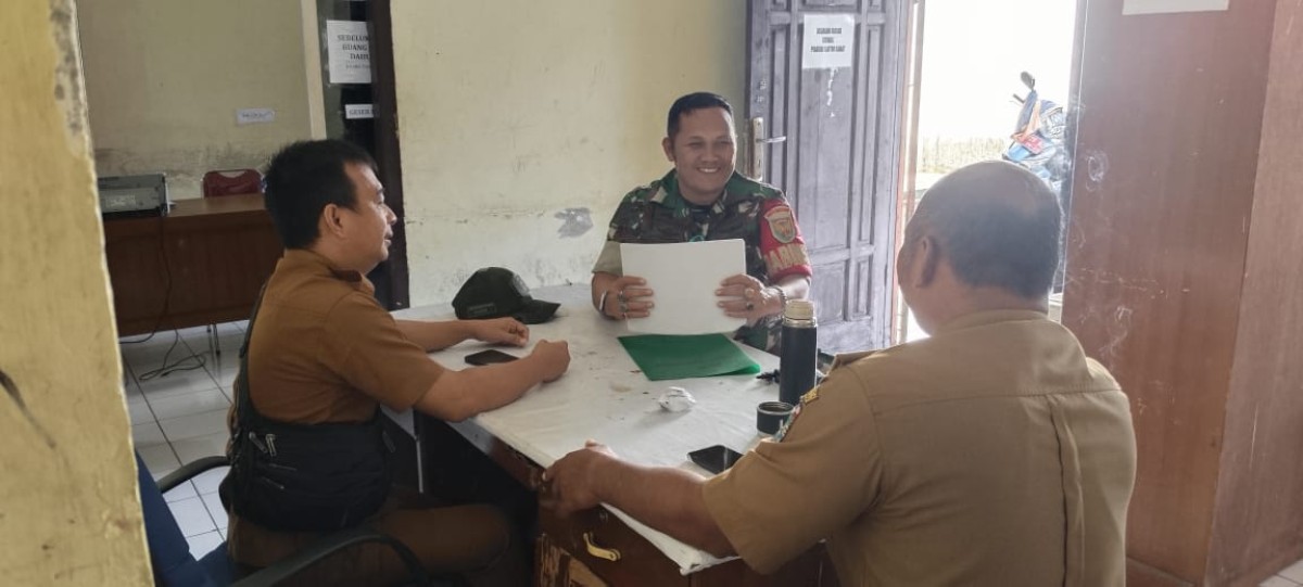 Babinsa Koramil 406-08/Lubuklinggau Gelar Komsos Bersama Lurah dan Staf Kelurahan Bandung Ujung