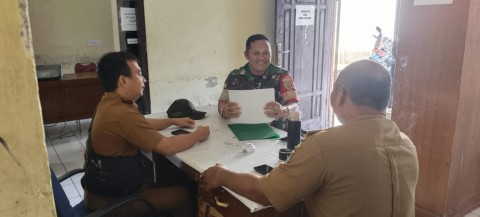 Babinsa Koramil 406-08/Lubuklinggau Gelar Komsos Bersama Lurah dan Staf Kelurahan Bandung Ujung