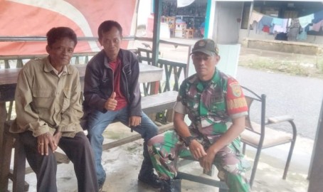 Babinsa Jalin Kedekatan dengan Warga Lewat Komsos di Wilayah Binaan