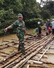 BABINSA KORAMIL 406-04/MUARA LAKITAN LAKSANAKAN GOTONG ROYONG BERSAMA WARGA DI DESA SUNGAI PINANG