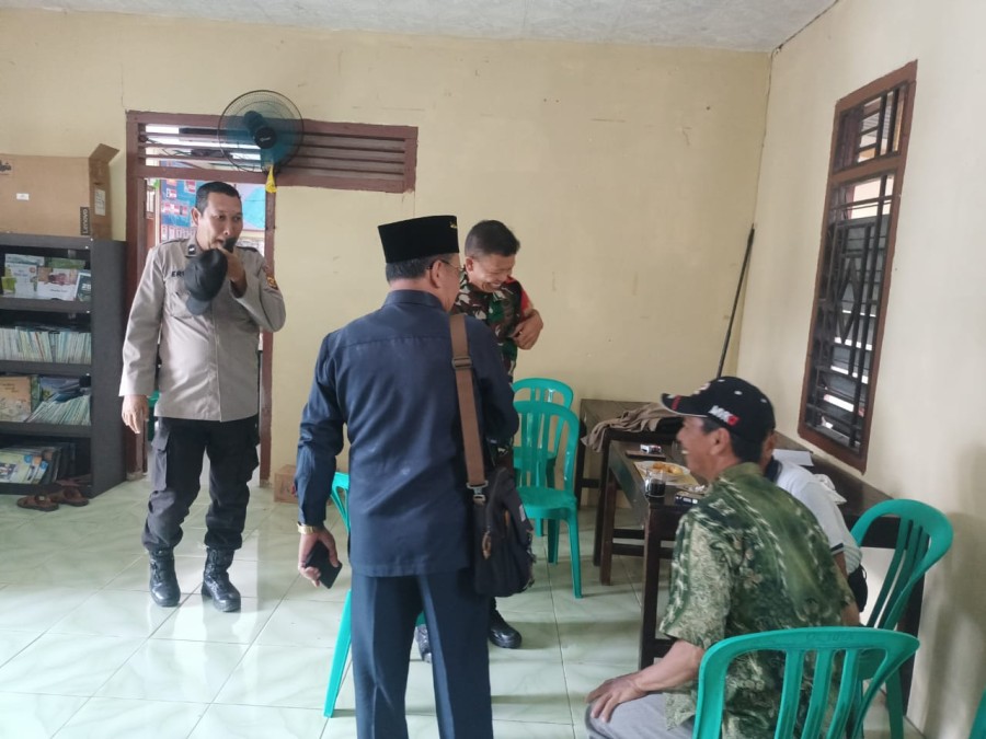 Babinsa Koramil 406-04/Muara Lakitan Jalin Komsos dengan Perangkat Desa Megang Sakti III