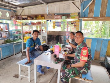 Sambil Menikmati Kopi, Babinsa Jalin Interaksi dengan Warga Binaan