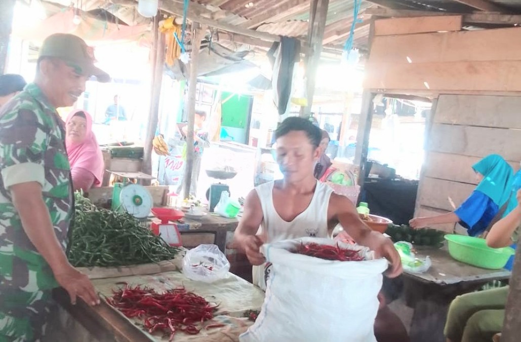 BABINSA SERTU ROHMADI LAKSANAKAN KOMSOS DENGAN PEDAGANG CABAI DI PASAR TRADISIONAL