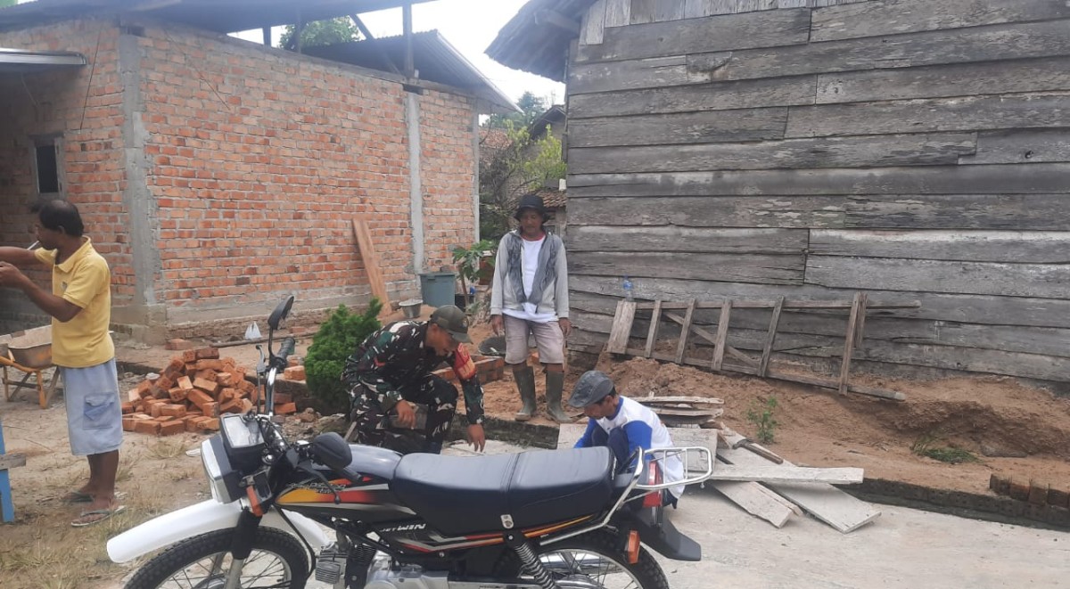Babinsa Turut Bantu Pembangunan Rumah Warga, Wujud Kepedulian TNI terhadap Masyarakat