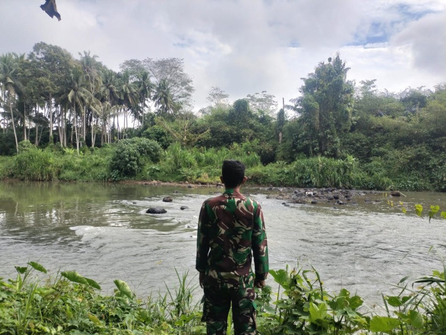 Babinsa Koramil 406-10/Lubuklinggau Timur Laksanakan Monitoring Aliran Sungai di Kelurahan Marga Rahayu