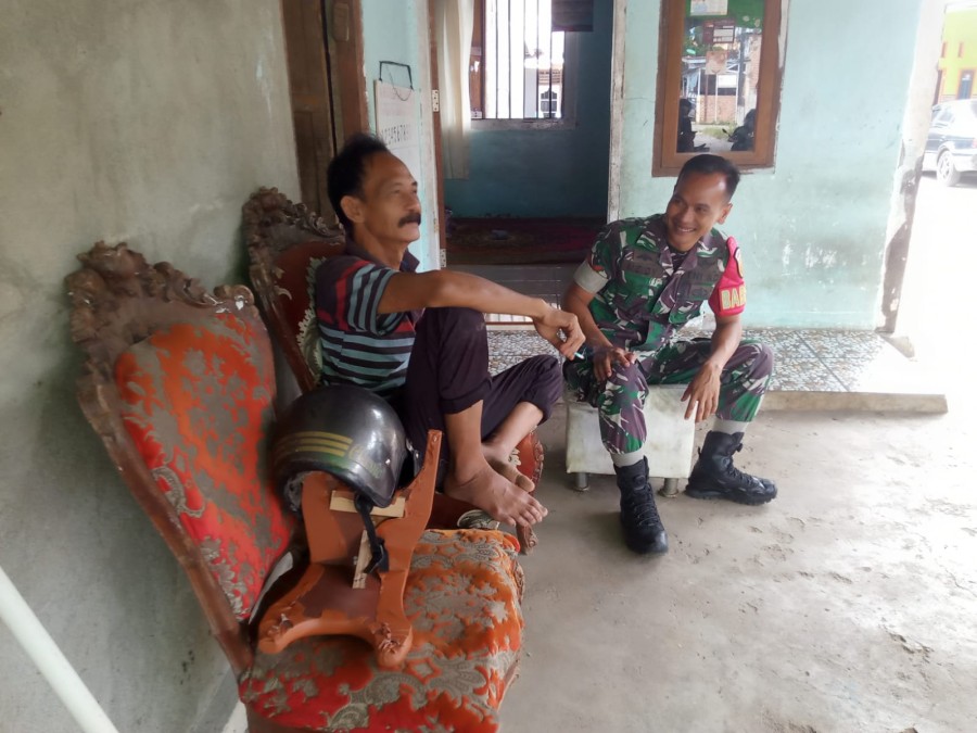 Babinsa Koramil 406-09/Terawas Ajak Warga Desa Napal Melintang Jaga Keamanan dan Ketertiban