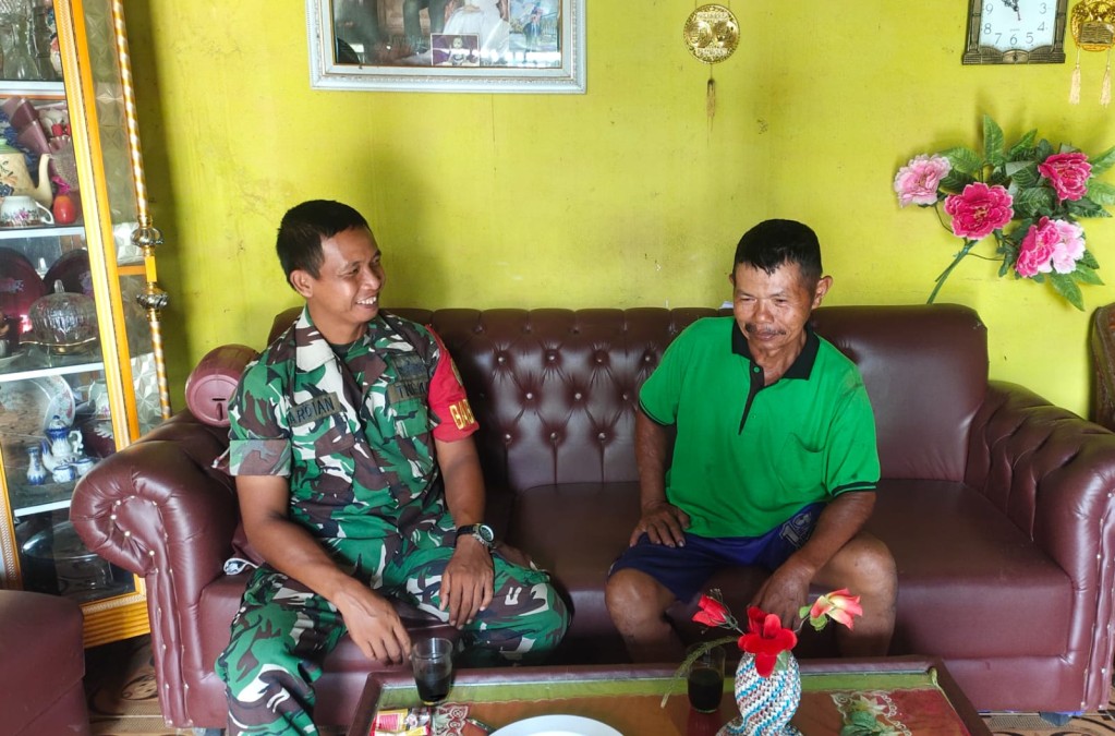 Babinsa Koramil 406-07/Jayaloka Laksanakan Komsos di Desa Yudha Karya Bhakti