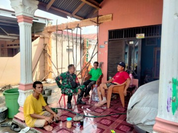 Babinsa Koramil 406-02/Rawas Ilir Laksanakan Komsos di Desa Kelumpang Jaya