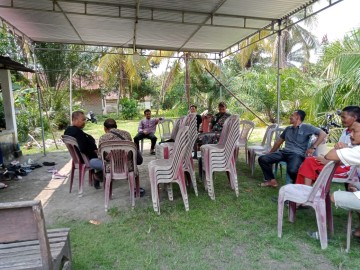 Babinsa Koramil 406-04/Muara Lakitan Serda Musra Hidayatulh Jalin Komsos dengan Tokoh Adat di Desa Karya Mulya