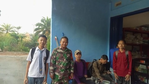 BABINSA KORAMIL 406-02/RAWAS ILIR BERIKAN MOTIVASI KEPADA PEMUDA DI DESA RANTAU KADAM