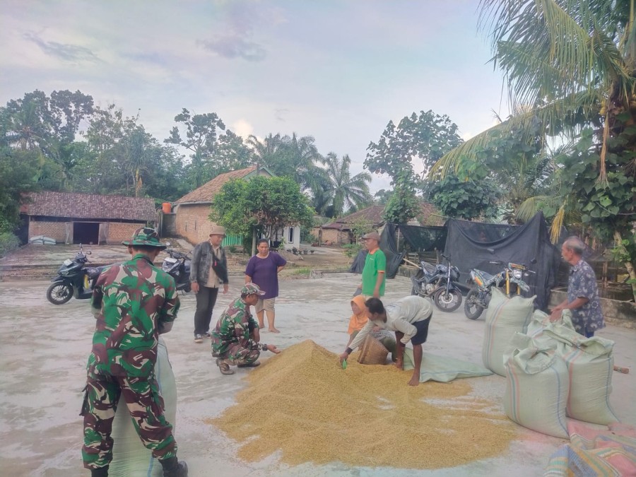 Babinsa Koramil 406-04/Muara Lakitan Jalin Silaturahmi dan Serap Aspirasi Petani di Desa Sumberejo