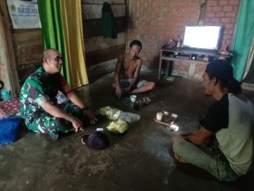 Babinsa Koramil 406-07/Jayaloka Aktif Laksanakan Komsos di Desa Margoyoso.
