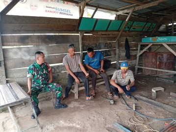 Babinsa Koramil 406-01/Rawas Ulu Laksanakan Komsos di Kelurahan Pasar Surulangun