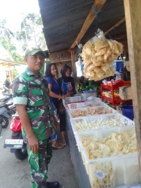 Babinsa Koramil 406-10/Lubuklinggau Timur Laksanakan Komsos di Pasar Moneng Sepati