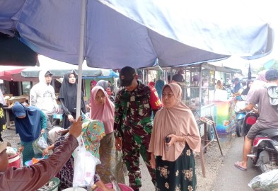 Babinsa Koramil 406-03/Rupit Laksanakan Pengecekan Harga Sembako di Pasar Lawang Agung