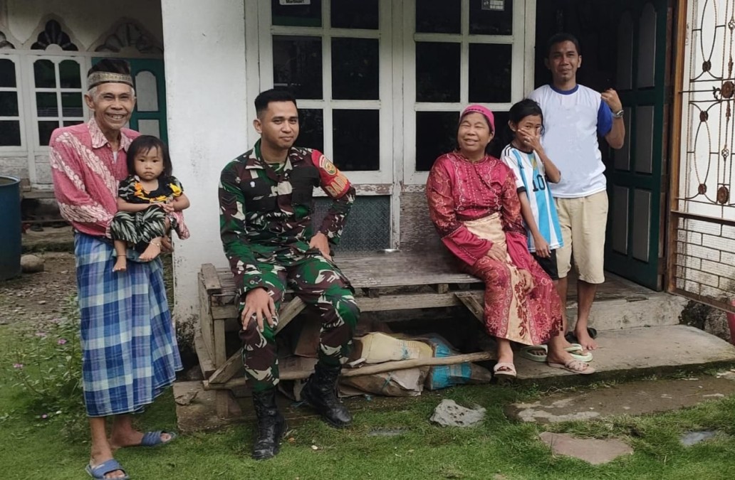 Babinsa Koramil 406-01/Rawas Ulu Jalin Silaturahmi Lewat Komsos di Desa Pulau Kidak