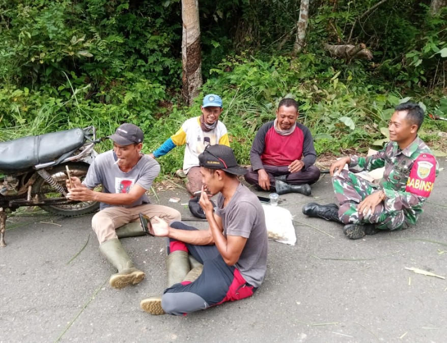 Babinsa Koramil 406-07/Jayaloka Laksanakan Komsos di Desa Bumirejo.