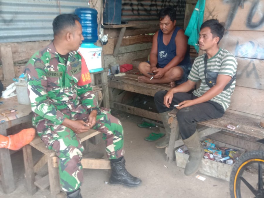 Babinsa Koramil 406-04/Muara Lakitan Laksanakan Komsos dengan Pemuda Desa Tegalsari