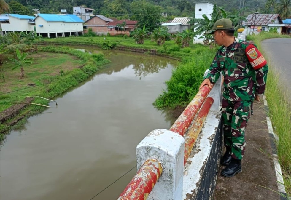 Roma Babinsa Koramil 406-06/Tugumulyo Lakukan Pengecekan Debit Air Sungai di Wilayah Kecamatan Tugumulyo