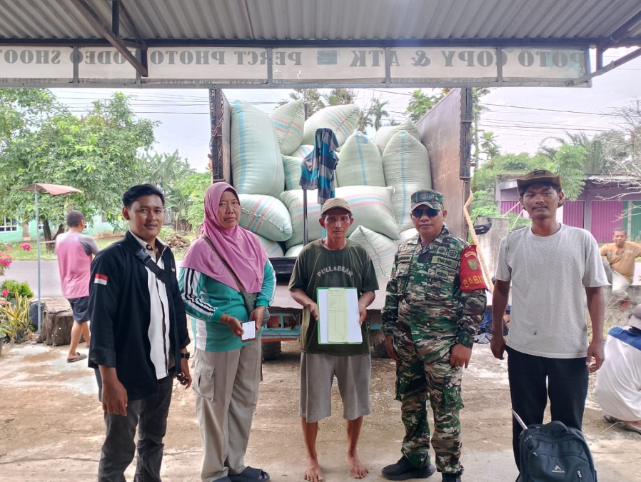 Babinsa Koramil 406-06/Ugumulyo Laksanakan Komsos Bersama Petani dan Bulog Terkait Serapan Gabah